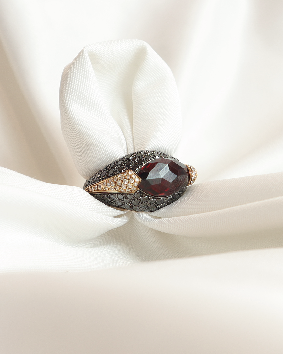 Anello granati e diamanti cod. 8114