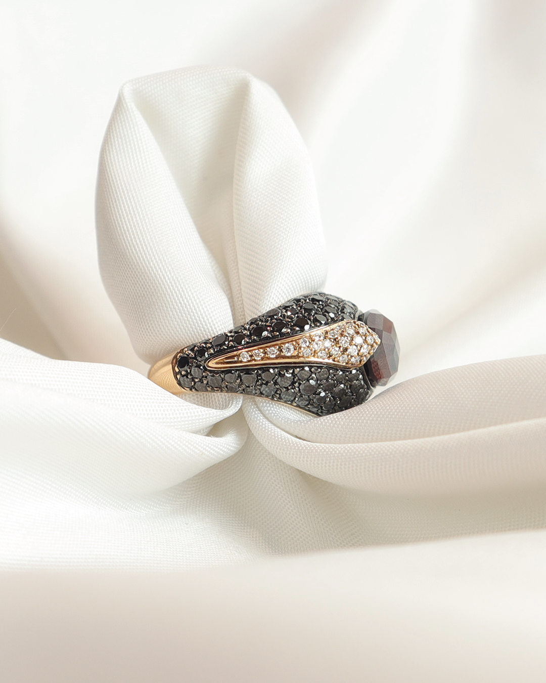 Anello granati e diamanti cod. 8114