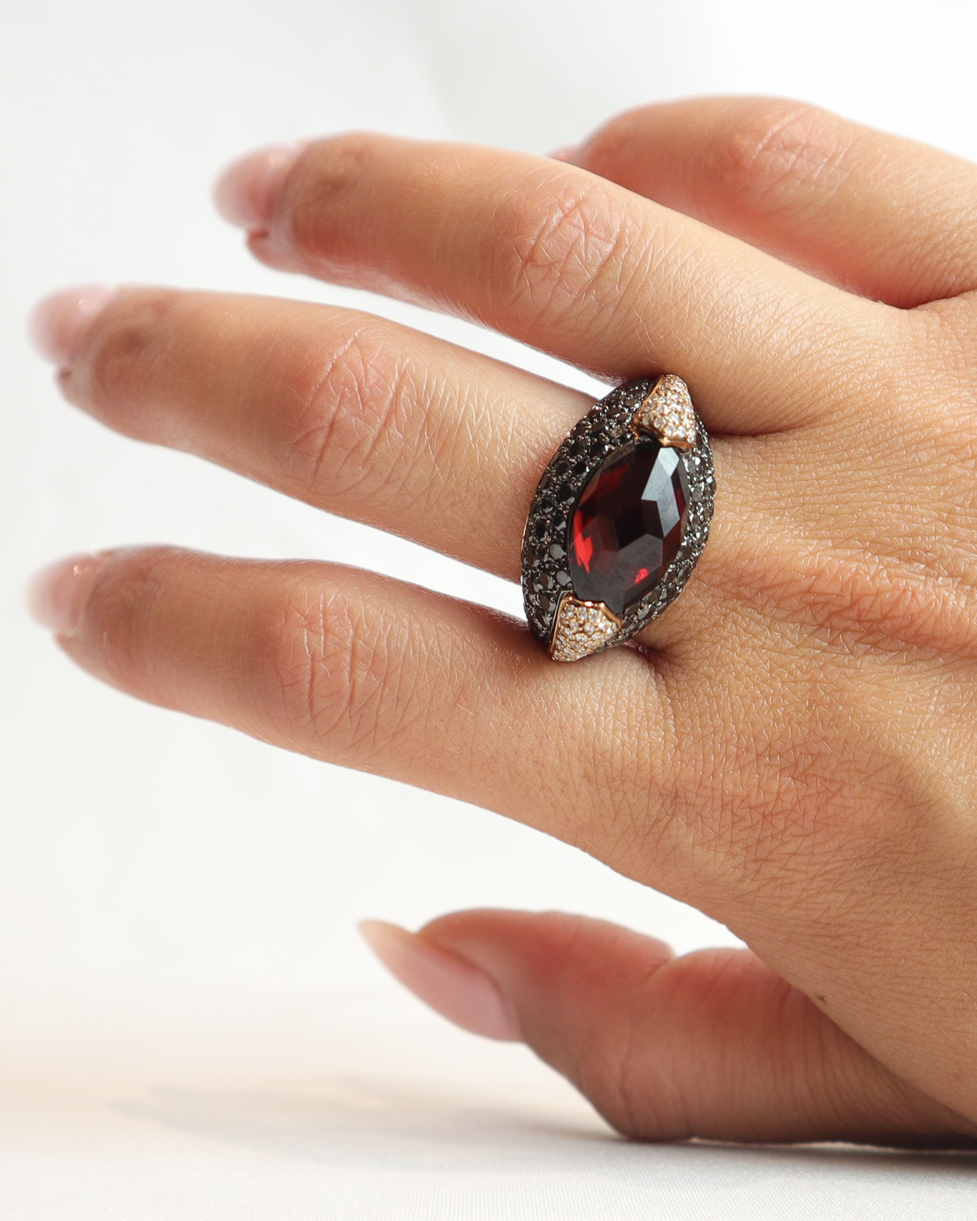 Anello granati e diamanti cod. 8114