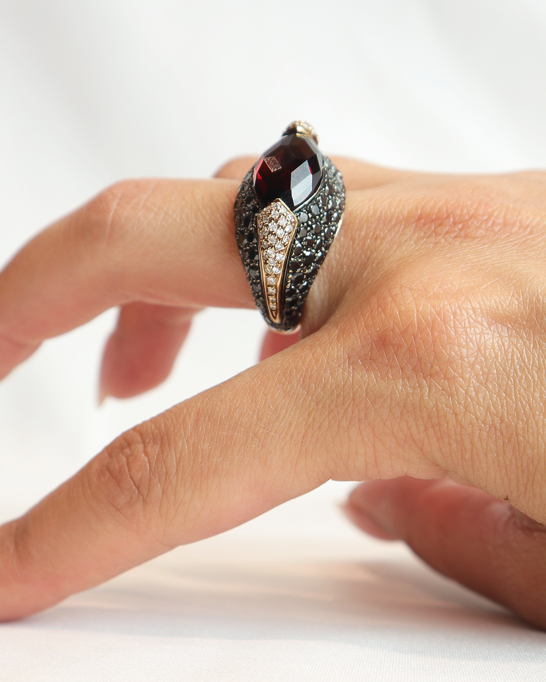 Anello granati e diamanti cod. 8114