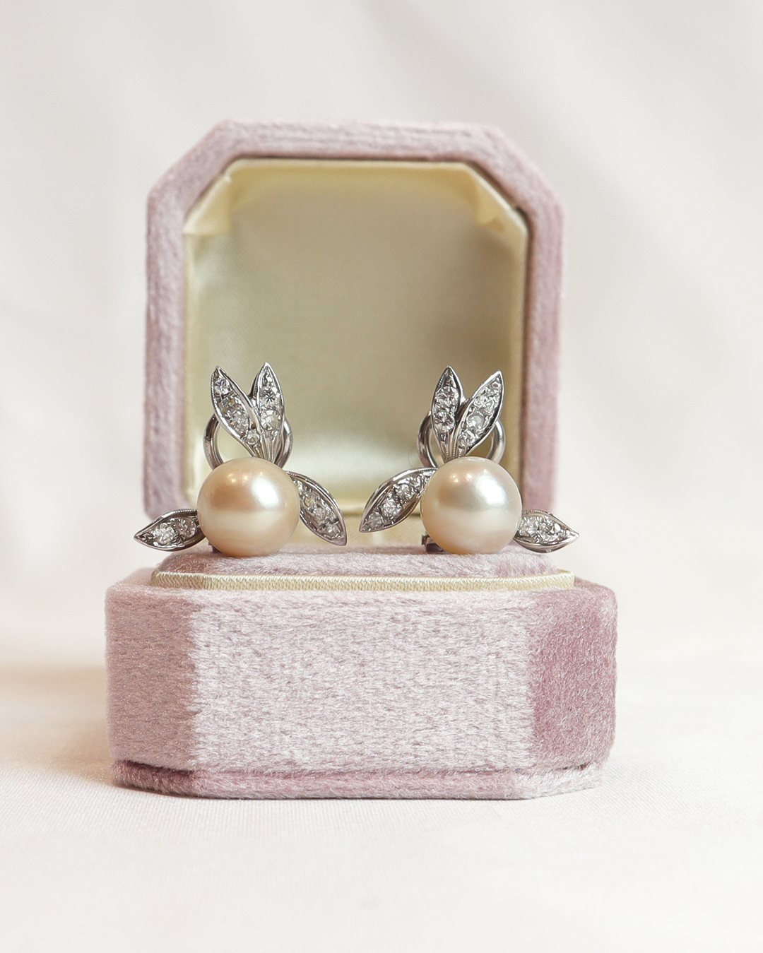 Orecchini in oro 18kt, diamanti e perle di mare cod. 030