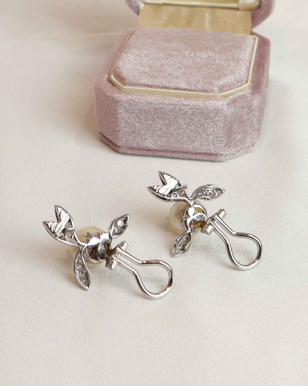 Orecchini in oro 18kt, diamanti e perle di mare cod. 030