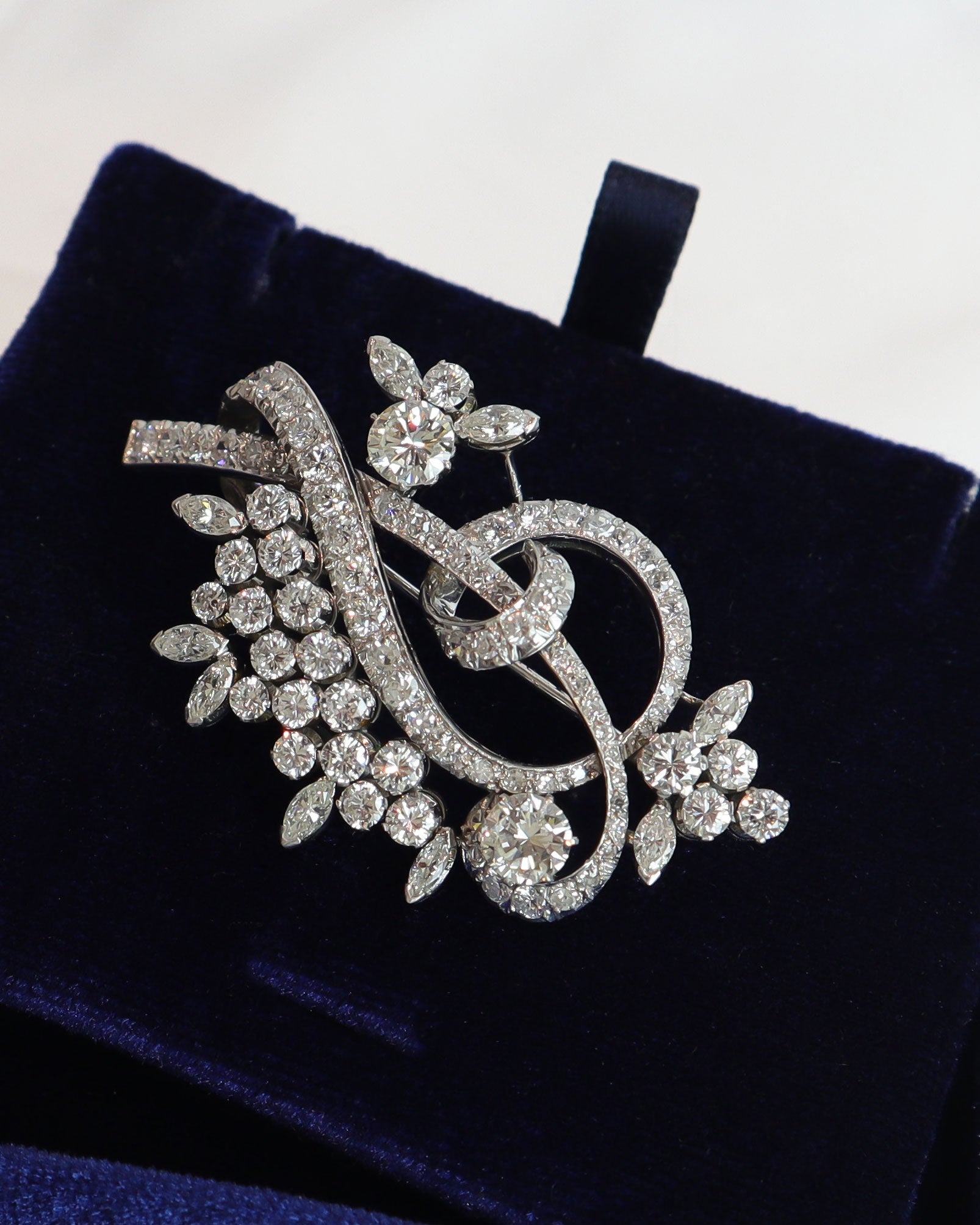 Spilla in oro bianco e diamanti cod. 8082