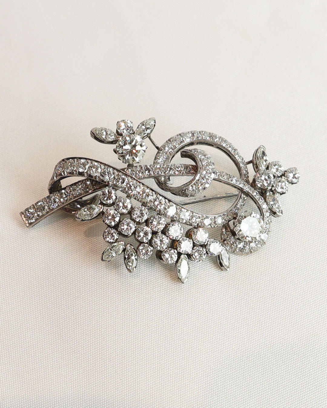 Spilla in oro bianco e diamanti cod. 8082