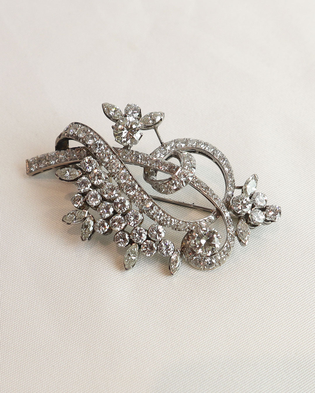 Spilla in oro bianco e diamanti cod. 8082