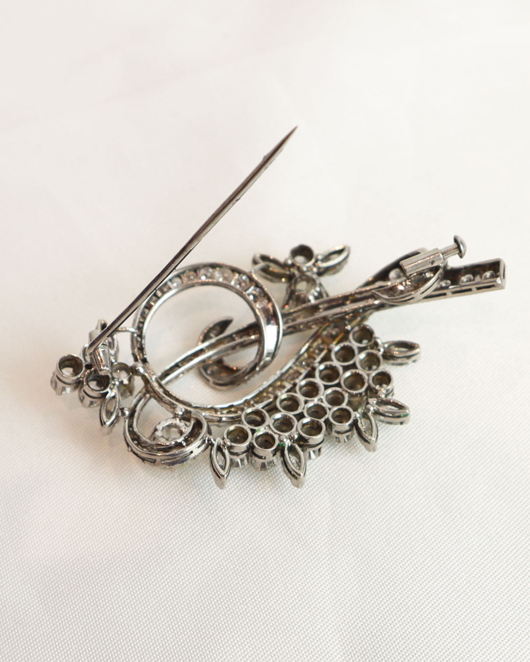 Spilla in oro bianco e diamanti cod. 8082