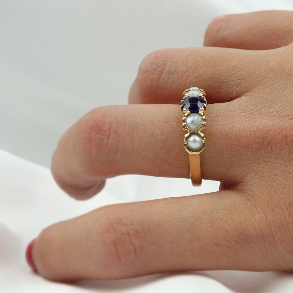 Anello zaffiro e microperle cod. 5636