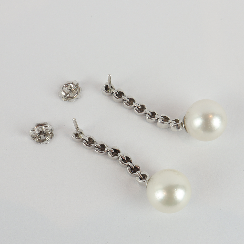 Earrings with pearl and diamonds