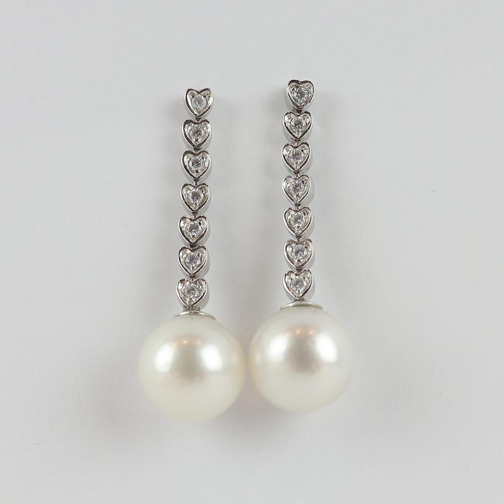 Earrings with pearl and diamonds